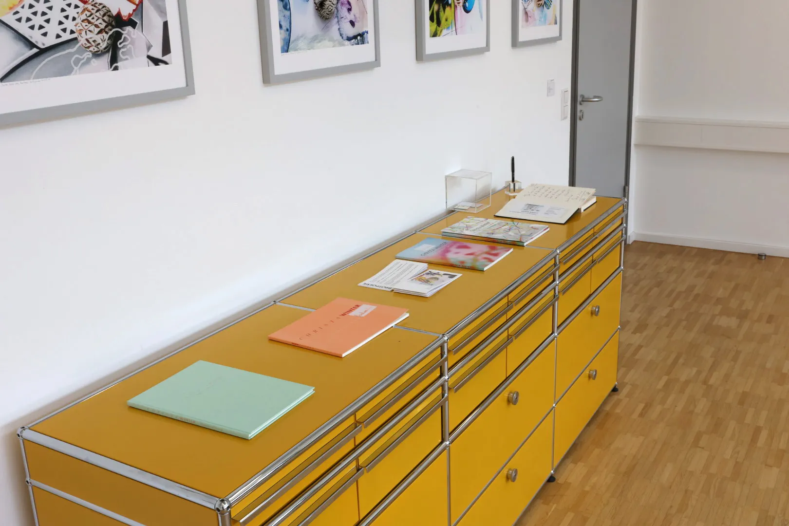 Christa Winter, BrotPoesie, Ausstellungstisch mit Katalogen