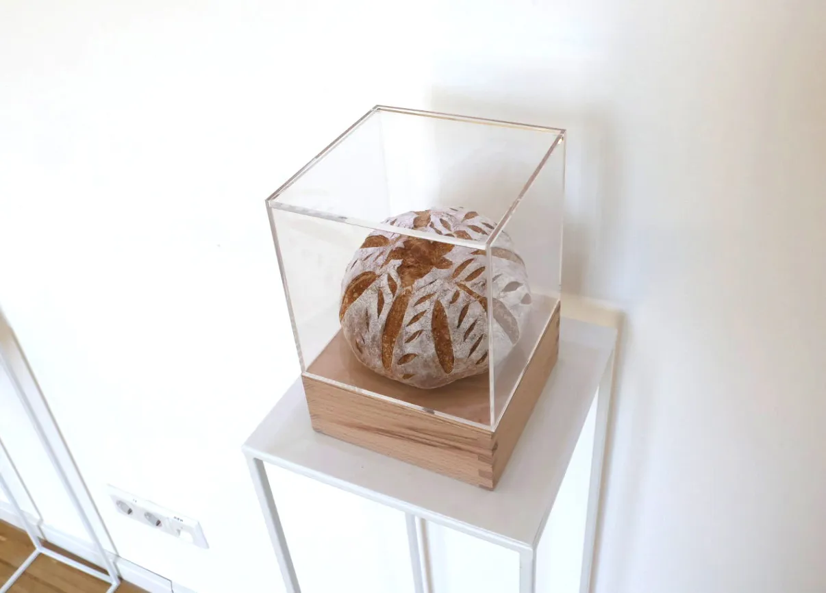 Christa Winter, BrotPoesie, Brotobjekt in Acrylglashaube
