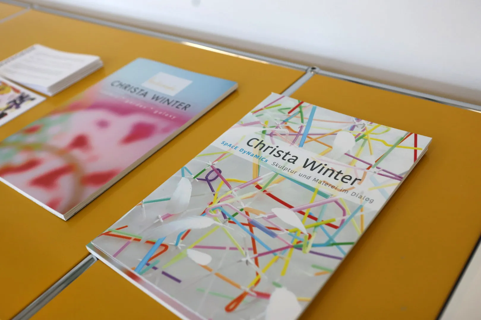 Christa Winter, BrotPoesie, Ausstellungstisch mit Katalogen