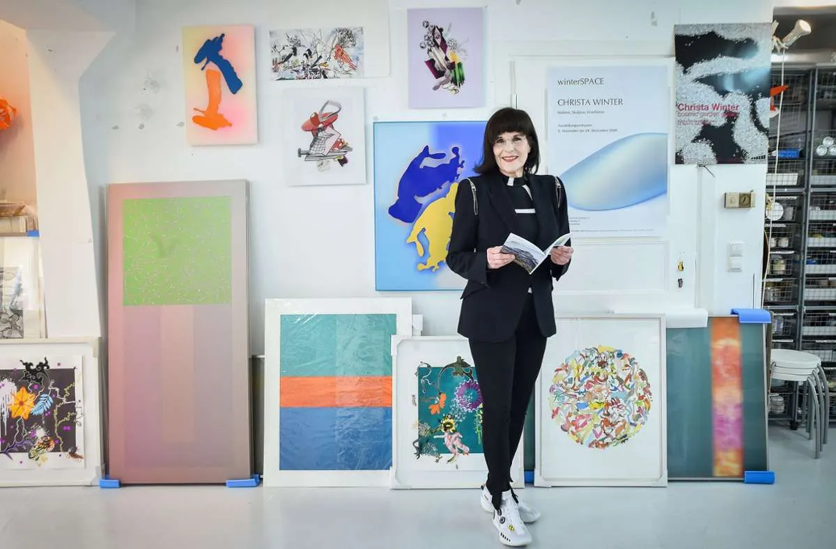 Christa Winter, Christa Winter im Atelier, mit Katalog